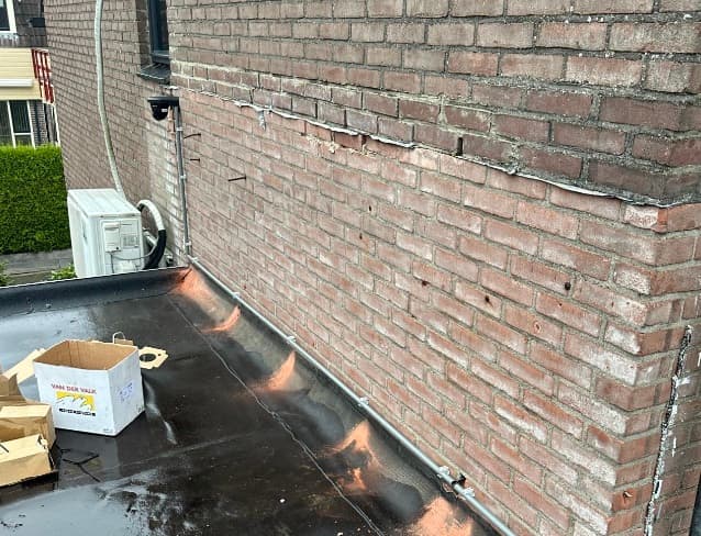 Overzicht zijgevel met camera op woning in Wervershoof