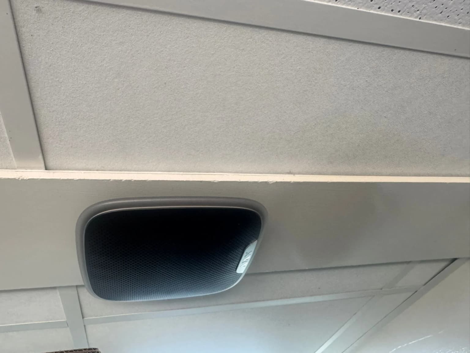 Ajax HomeSiren binnensirene in bedrijfsruimte van Zapfix, onderdeel van alarmsysteem