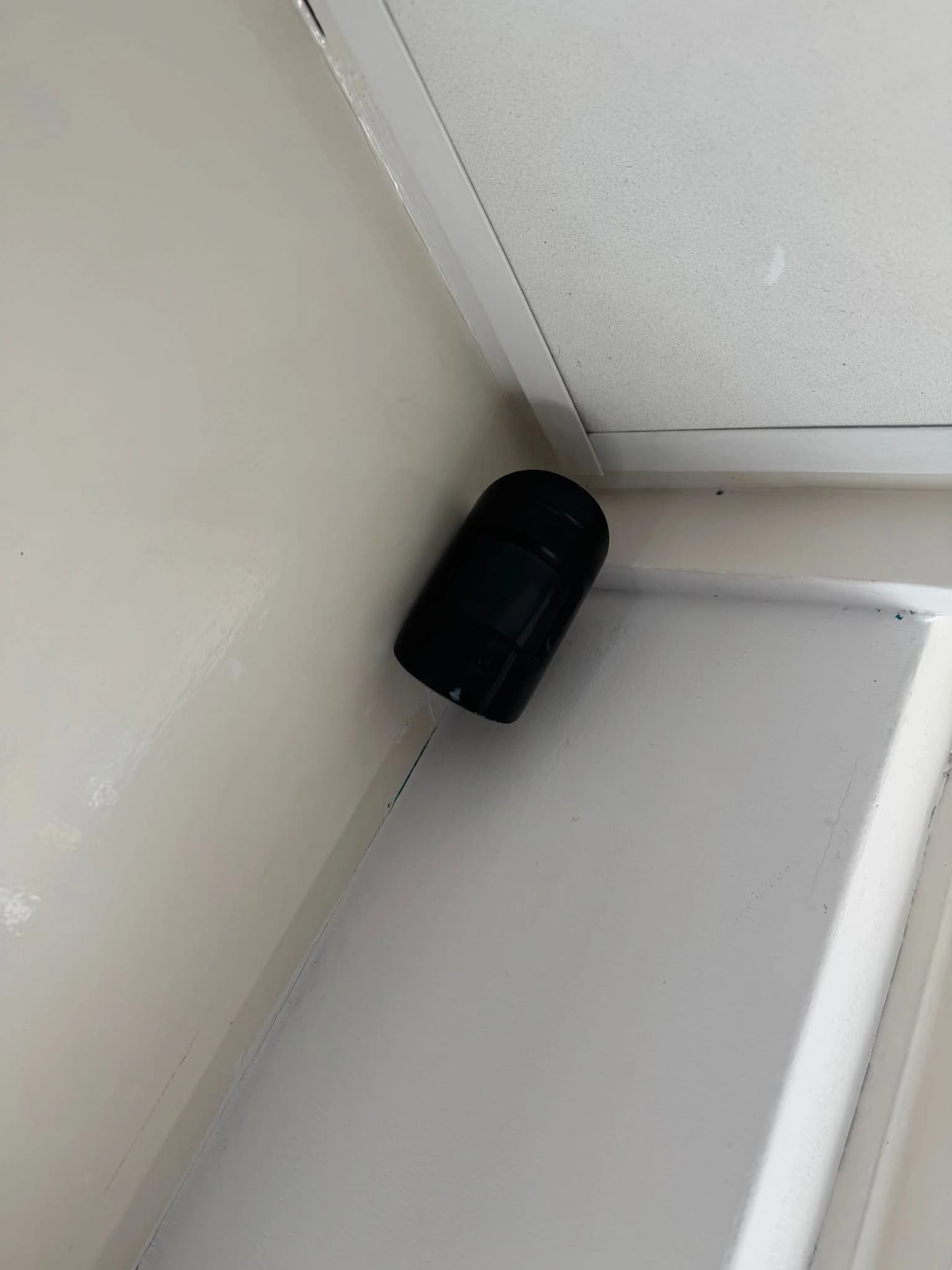 Ajax PIR-bewegingssensor geïnstalleerd in hoek van Zapfix-werkruimte door Securetech