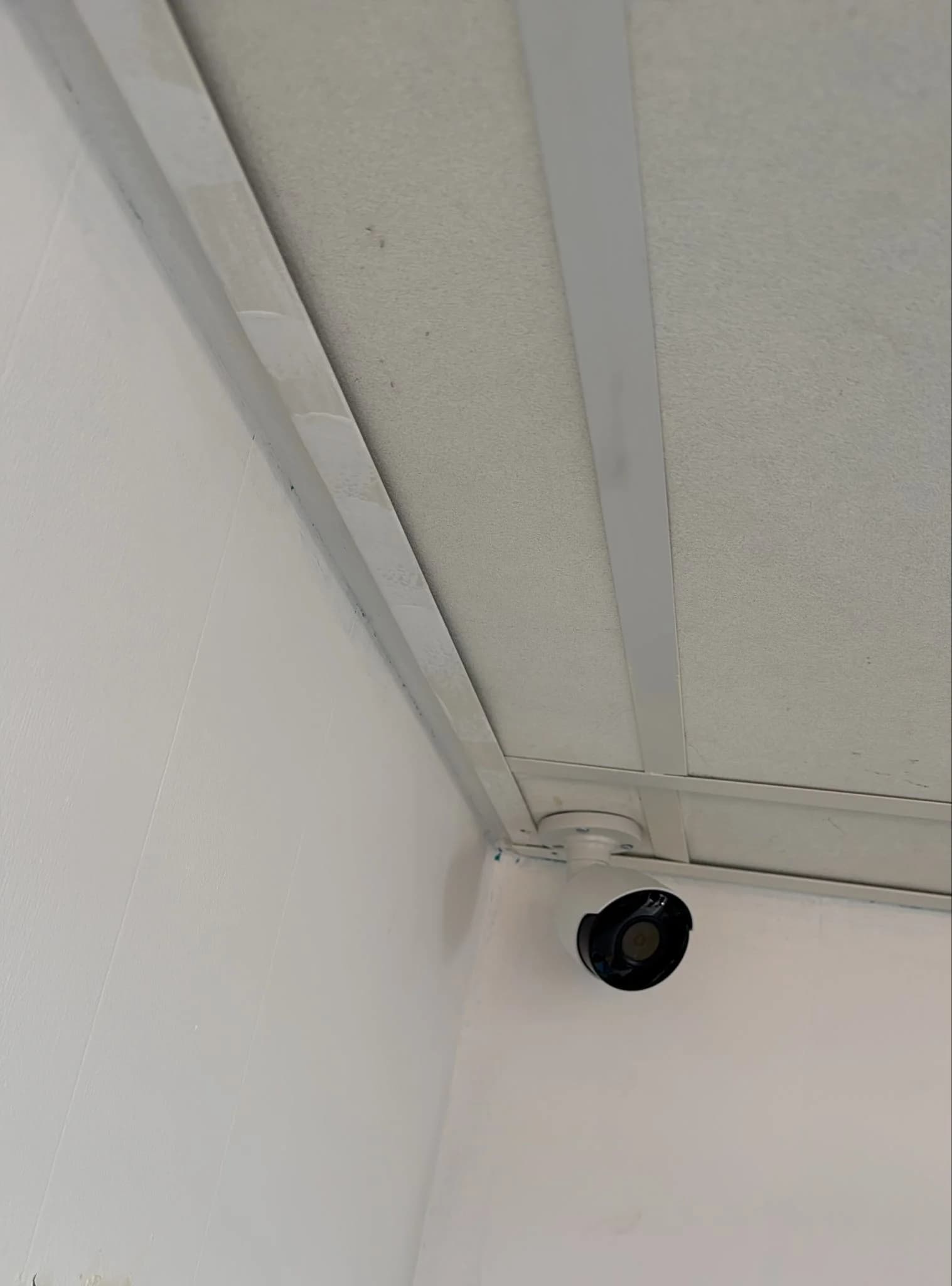 Bullet-camera van Securetech gemonteerd in plafondhoek bij Zapfix Warmenhuizen