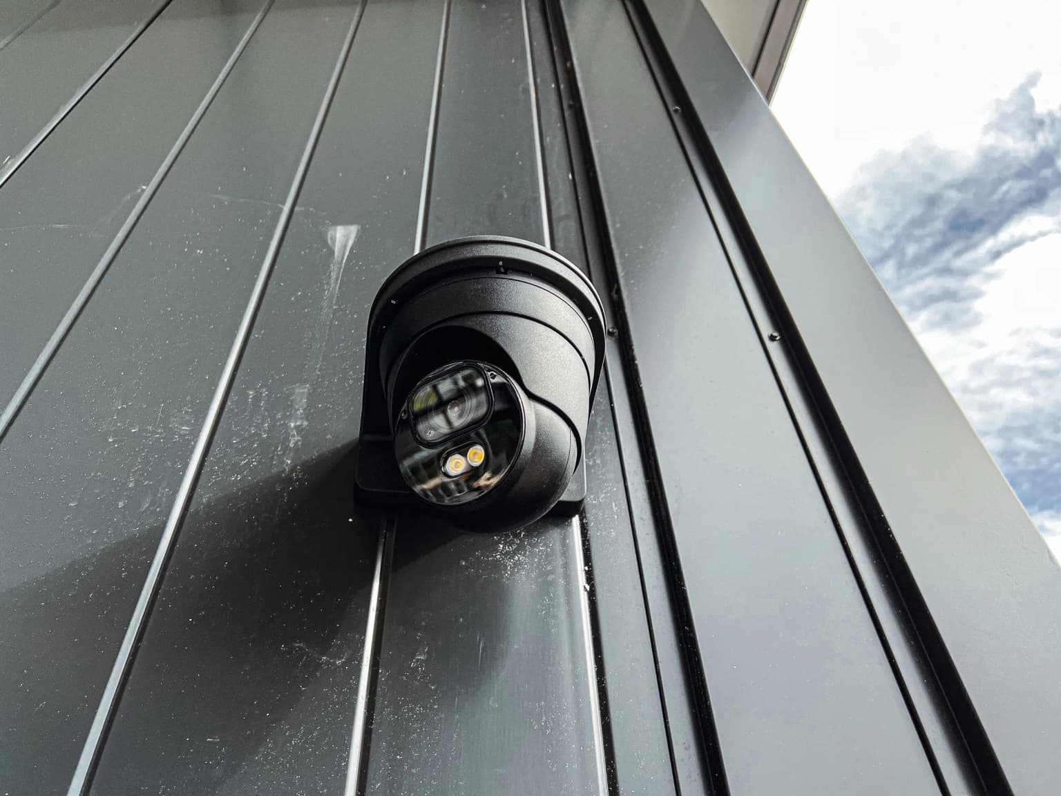 Dome camera geïnstalleerd op gevel door Securetech