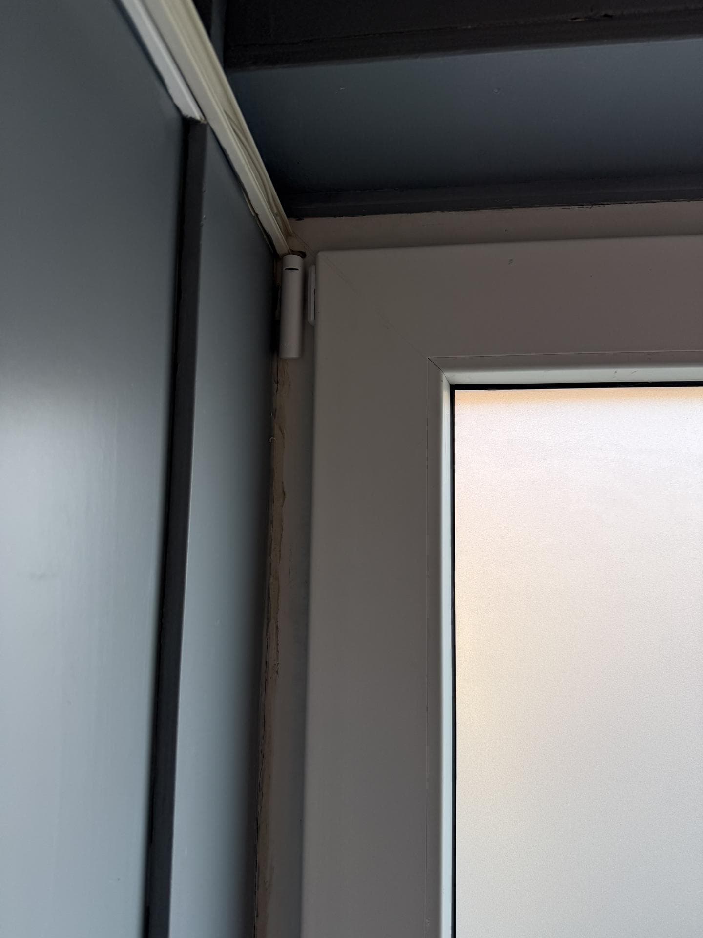 Ajax magneetcontact discreet gemonteerd op deurkozijn voor inbraakdetectie, Securetech installatie