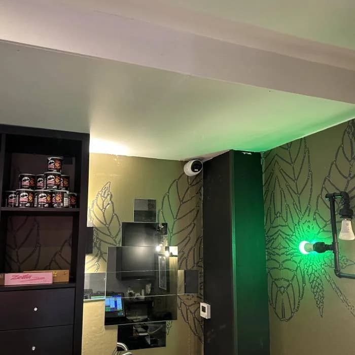 Coffeeshop in Amsterdam met camerabeveiliging voor winkelruimte door Securetech
