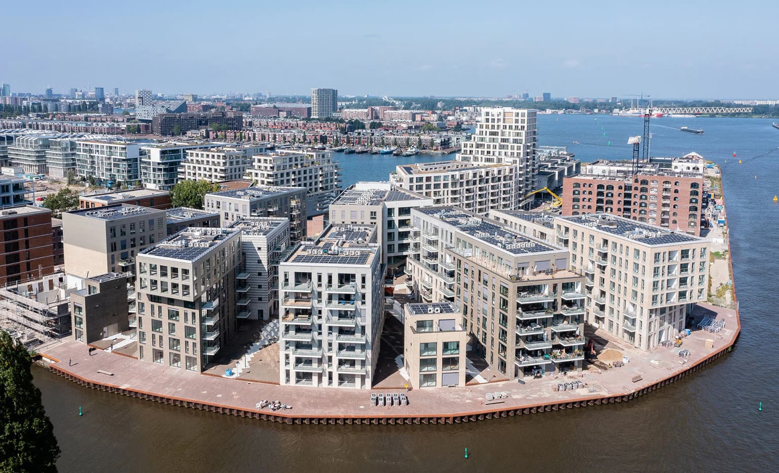 Luchtfoto van nieuwbouwwijk Cruquiuswerf in Amsterdam-Oost, voorzien van 40+ camera's door Securetech