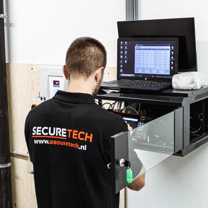 Securetech monteurs installeren camerasysteem bij VvE Cruquiuswerf