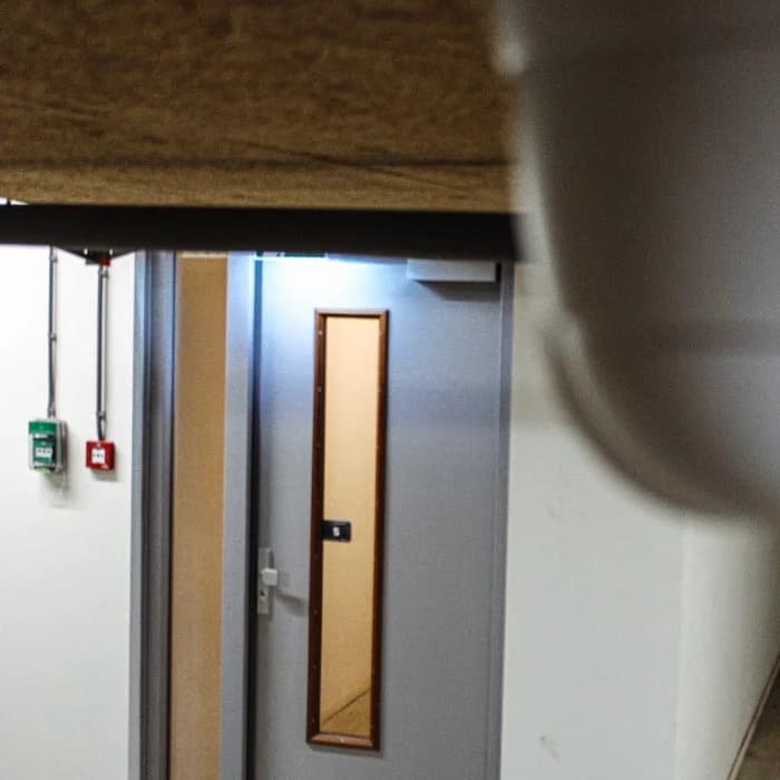 Camera bij ingang van VvE Cruquiuswerf Amsterdam-Oost, zicht op in- en uitgang