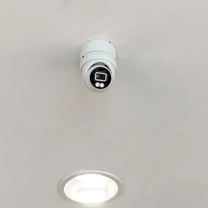 Buitencamera bij Poelier Ackermann voor bewaking parkeerterrein