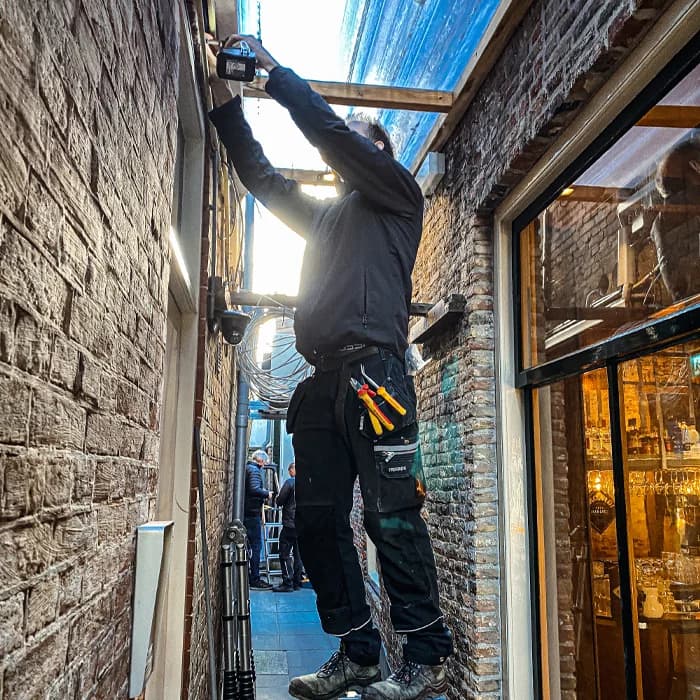 Gevel van Poelier Ackermann met nieuwe camera installatie