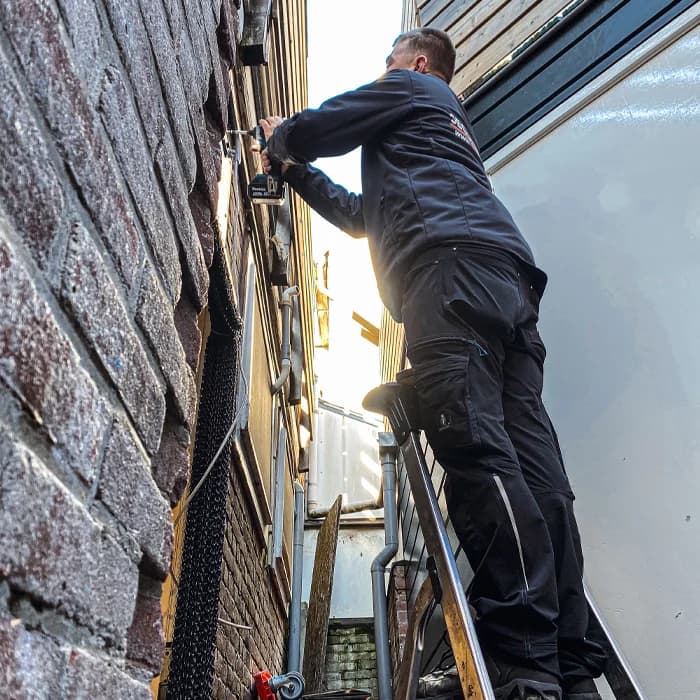 Detailbeeld van camerabeveiliging bij Poelier Ackermann in Alkmaar
