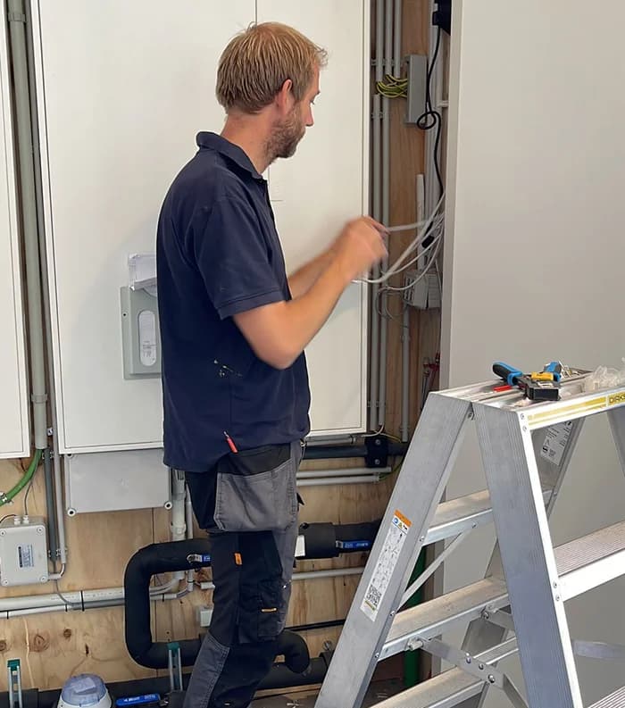 Monteur Bob sluit connectoren aan tijdens camera-installatie basisschool Alkmaar