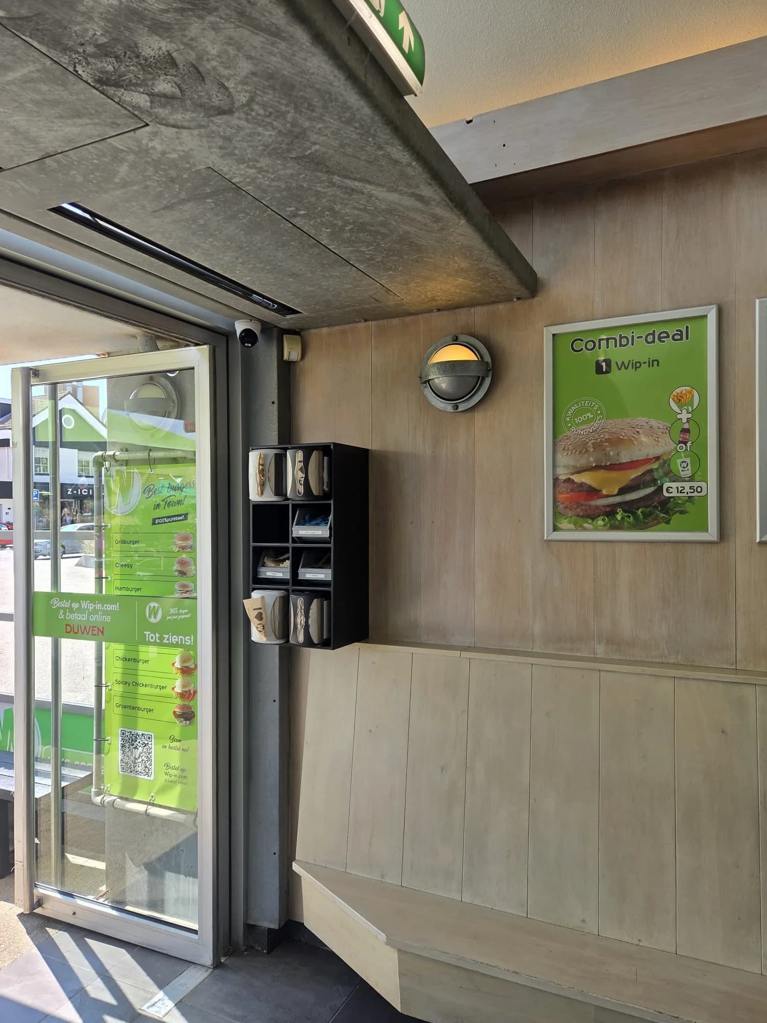 Dome-camera boven de entreedeur van cafetaria Wip-In in Callantsoog