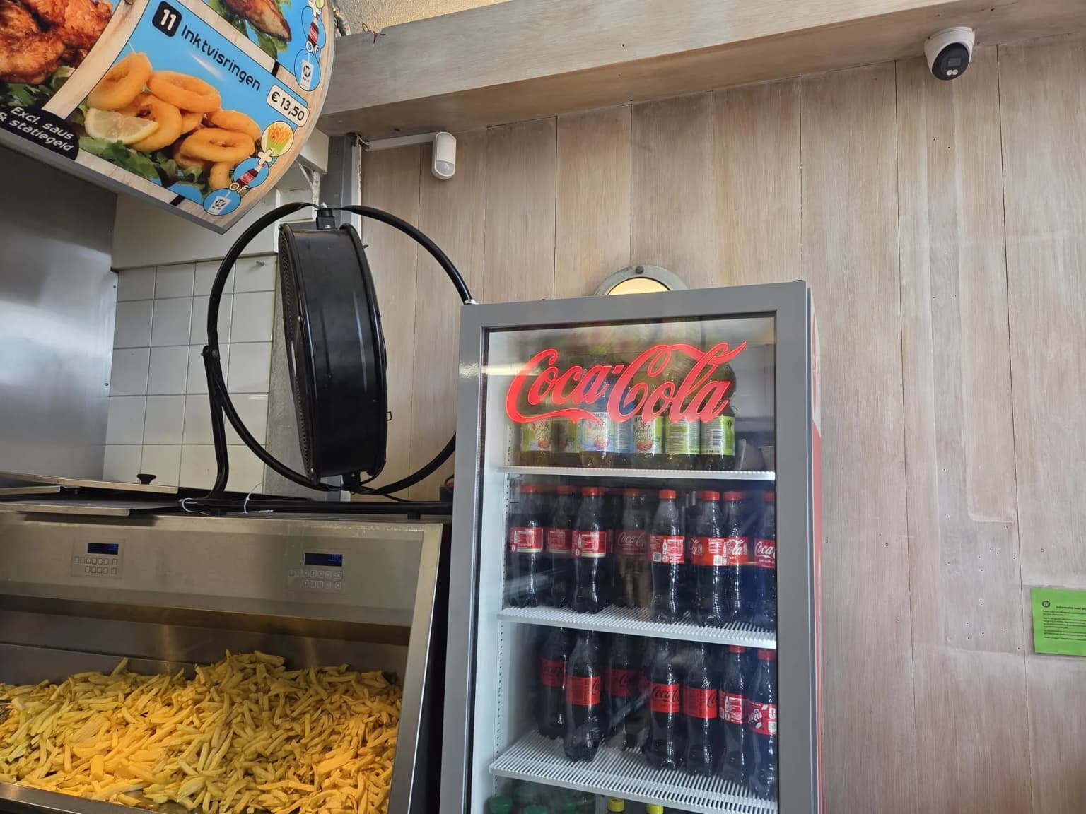 Dome-camera in de keuken van de cafetaria, met zicht op de frituur en de koeling