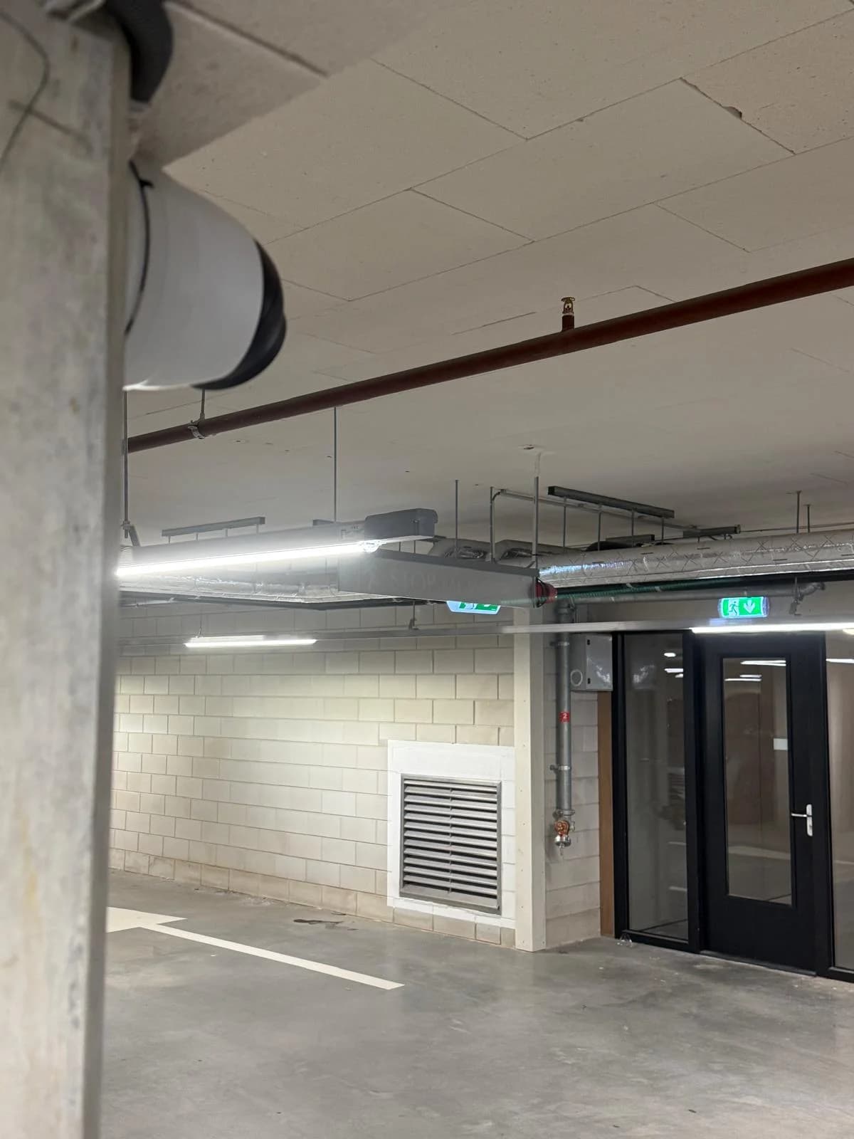 Camera bij nooduitgang en vluchtroute parkeergarage Nottinghill Hoofddorp