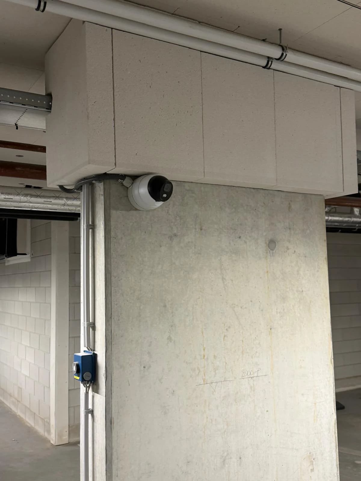 4K dome camera tegen betonnen kolom parkeergarage VvE Nottinghill Hoofddorp, installatie Securetech