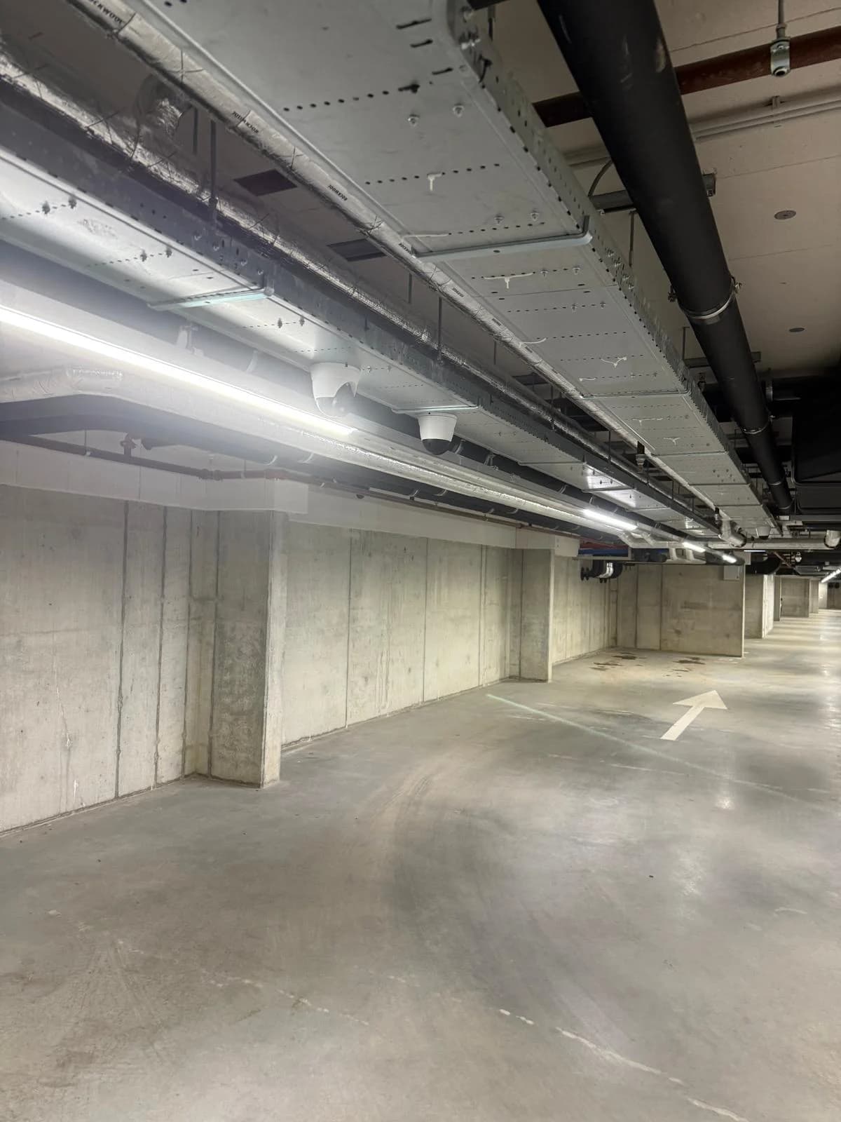 Camera's aan plafond met lange doorkijk door parkeergarage Nottinghill Hoofddorp