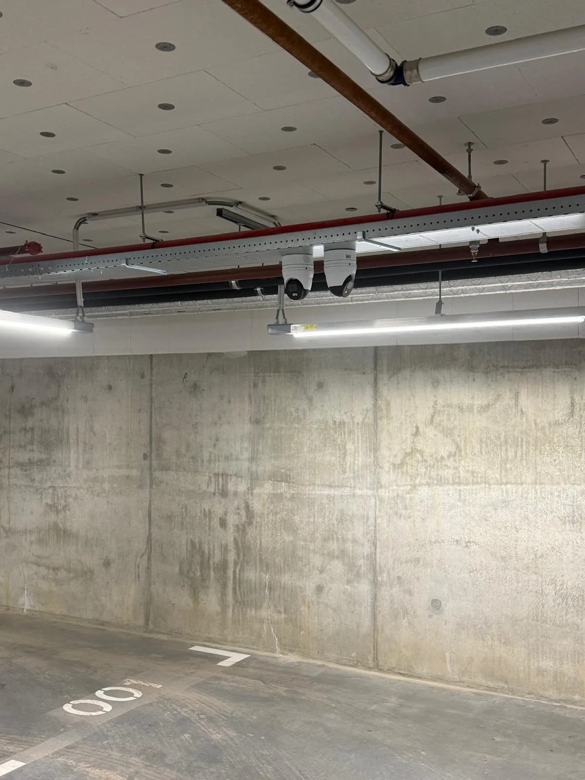 Twee camera's gemonteerd aan installatierail in parkeergarage Nottinghill Hoofddorp