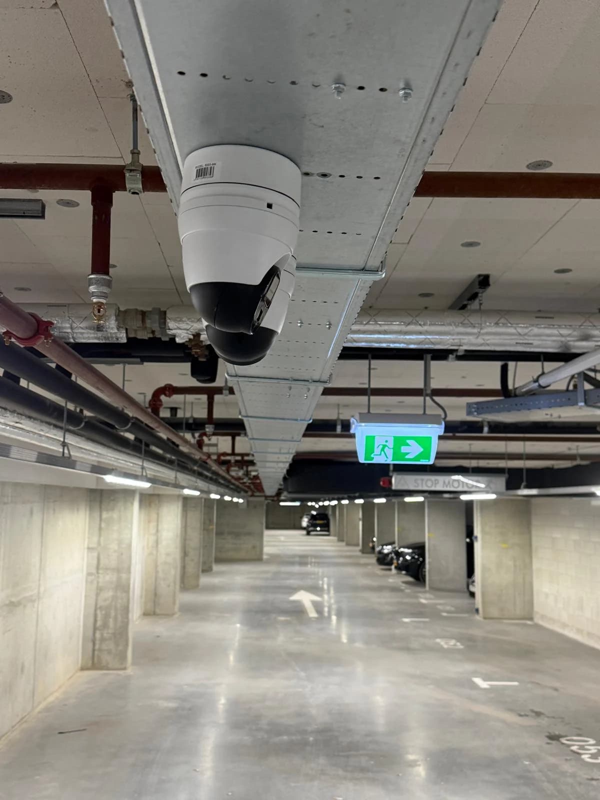 Close-up 4K PTZ camera met overzicht doorgang parkeergarage Nottinghill, installatie Securetech