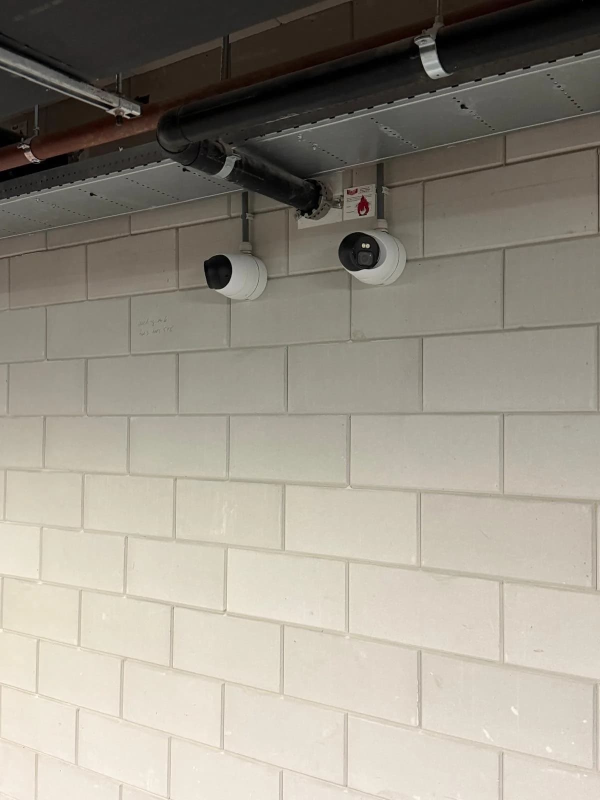 Twee 4K camera's op witte wand van parkeergarage Nottinghill Hoofddorp