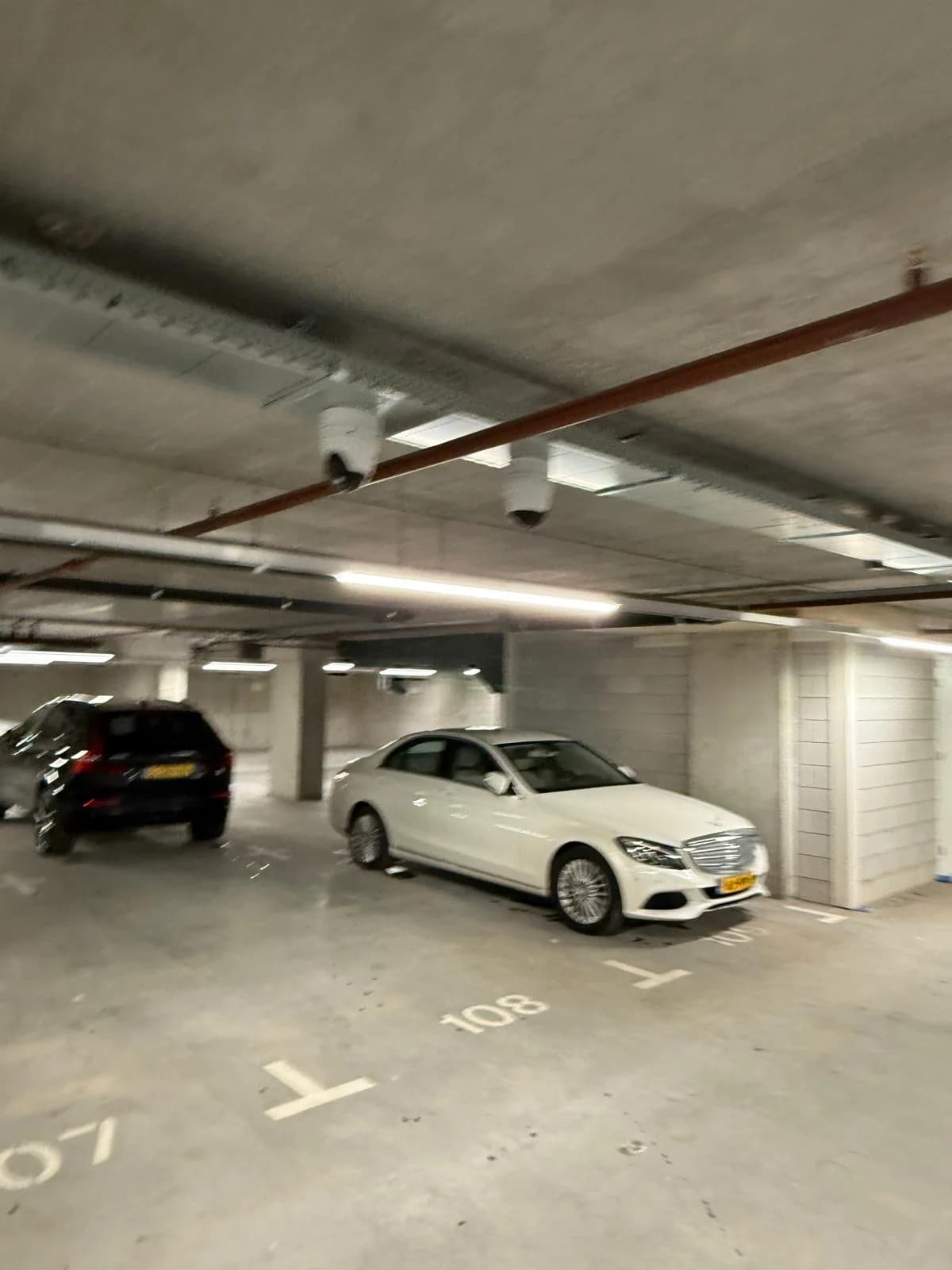 Twee camera's boven parkeerplekken in parkeergarage Nottinghill