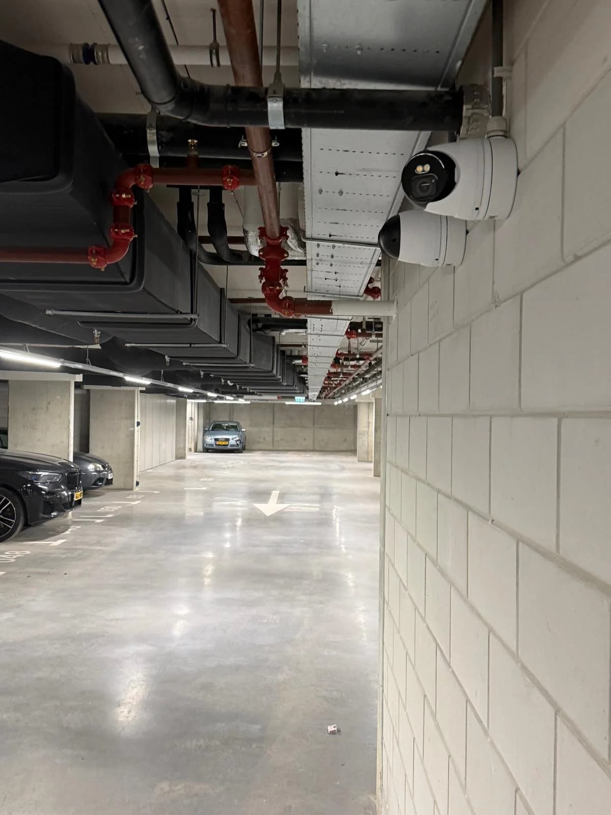 Combi-bullet/dome camera bij doorgang in parkeergarage Nottinghill Hoofddorp