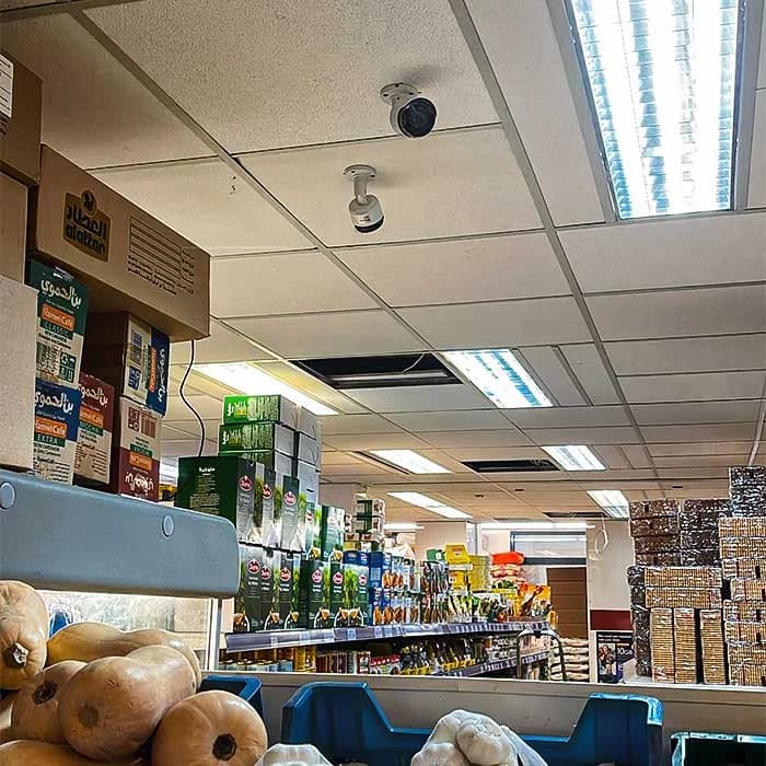 Overzichtsbeeld van camerabeveiliging in supermarkt Almere door Securetech
