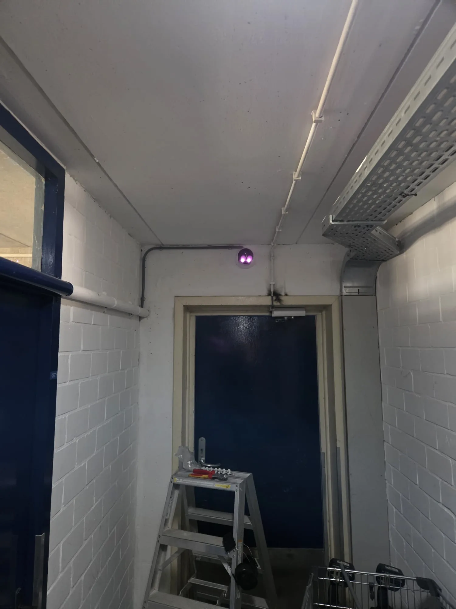 Camera tijdens een infraroodtest bij een nooddeur van het VvE-complex in Zwolle, met de installatieladder nog opgesteld