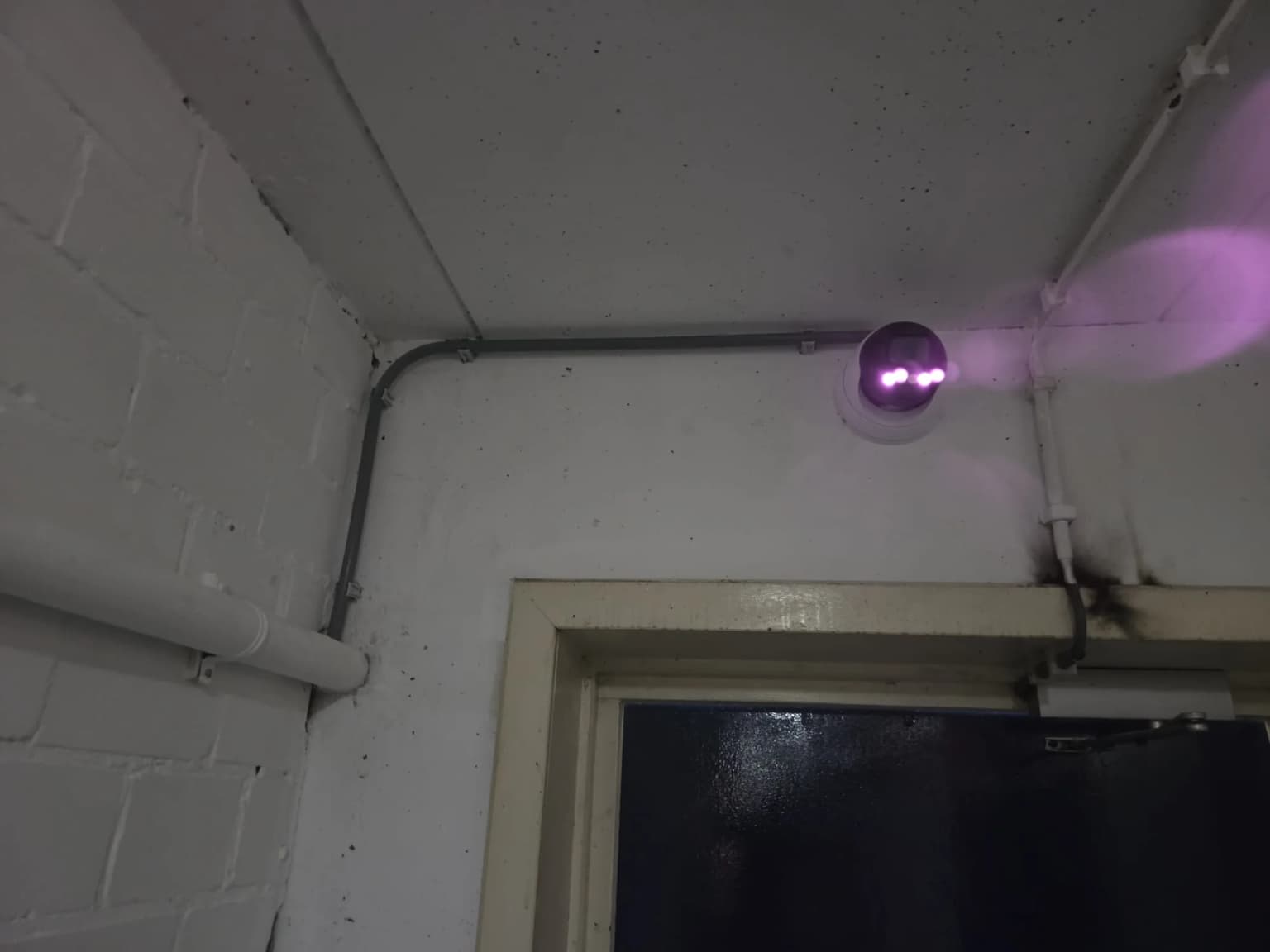 Dome-camera bij het VvE-complex in Zwolle tijdens een nachtzichttest, met infraroodverlichting duidelijk zichtbaar