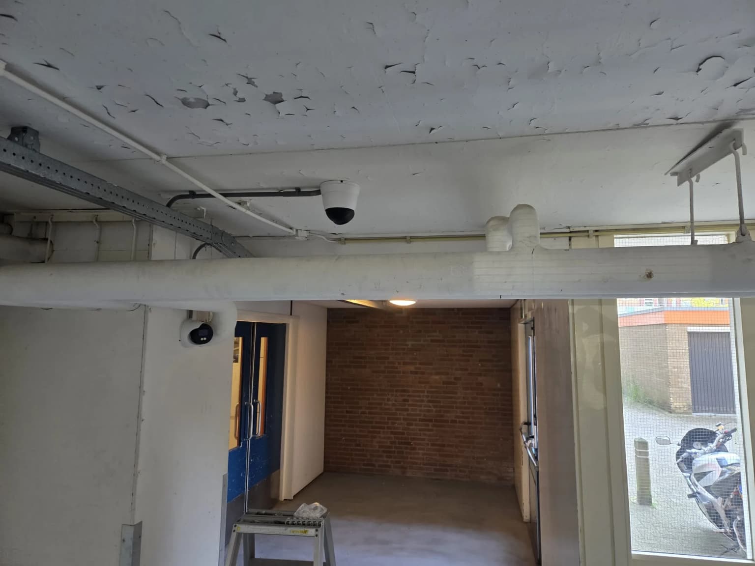 Twee dome-camera's die de gemeenschappelijke ruimte en entree van het appartementencomplex in Zwolle bewaken