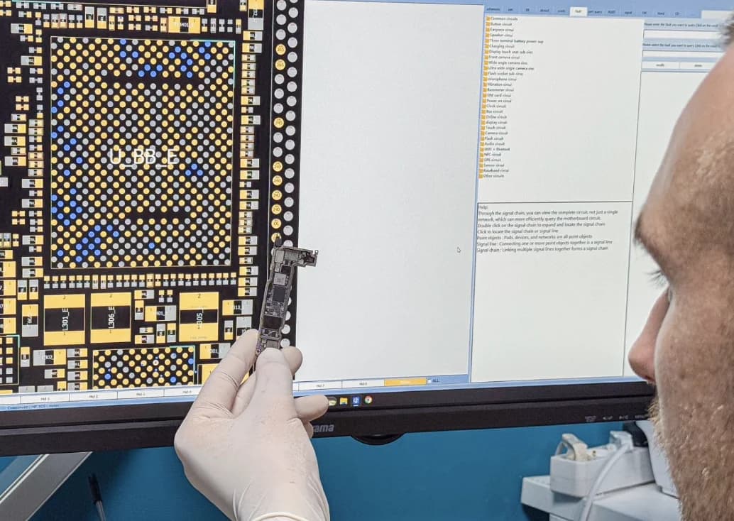 Zapfix-technicus voert micro-reparatie uit op smartphone-moederbord onder microscoop