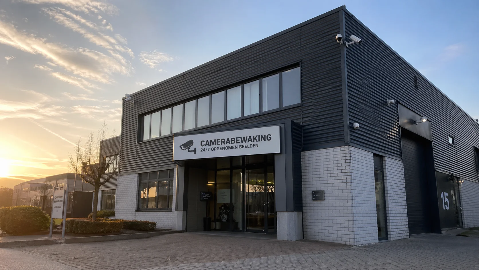 Nederlands middelgroot bedrijfspand bij golden hour met cameras op elke gevelhoek en een prominent Camerabewaking-bord bij de entree