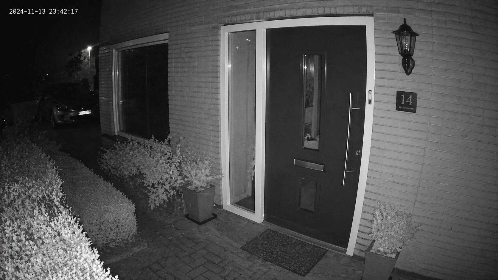 Nederlandse voordeur 's nachts vastgelegd met actieve IR-nachtzicht in monochroom
