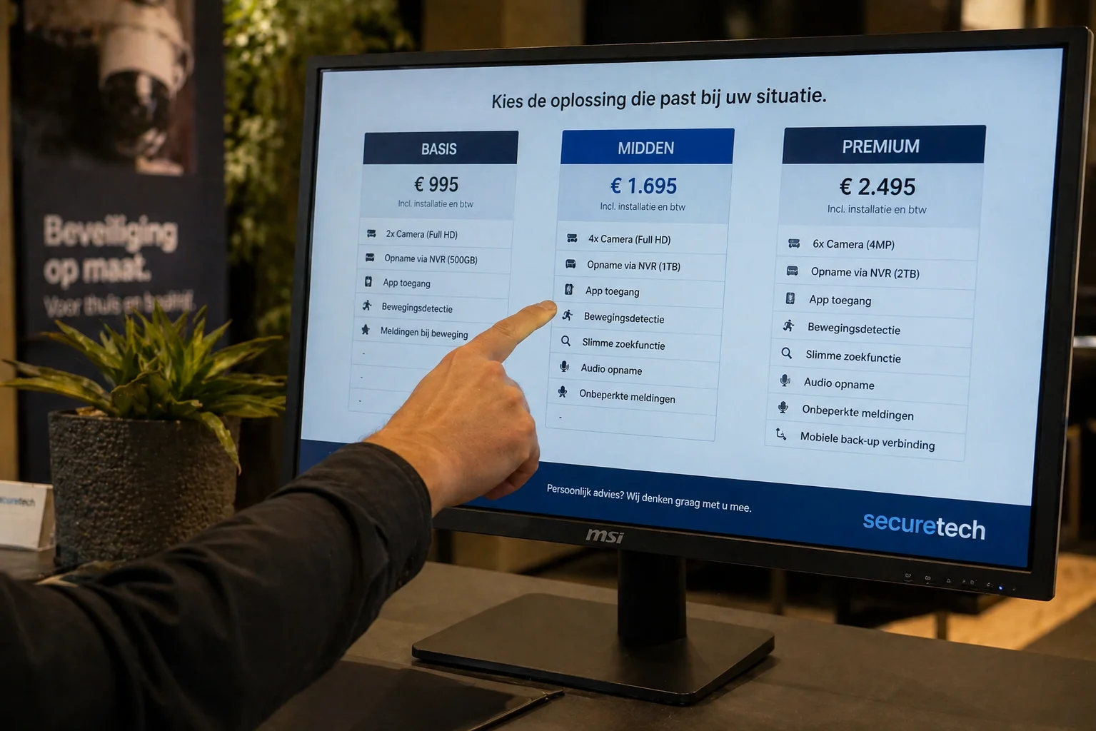 Hand wijst op een price-comparison chart met drie camerapakketten basis, midden en premium met stacked feature-lijsten