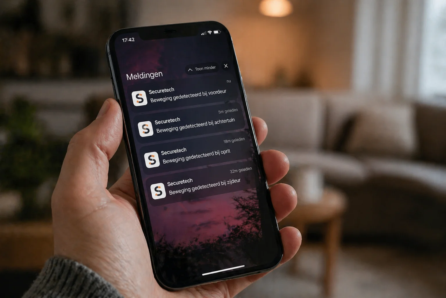 Smartphone toont een push-notificatie 'Beweging gedetecteerd bij voordeur' met tijdstempel