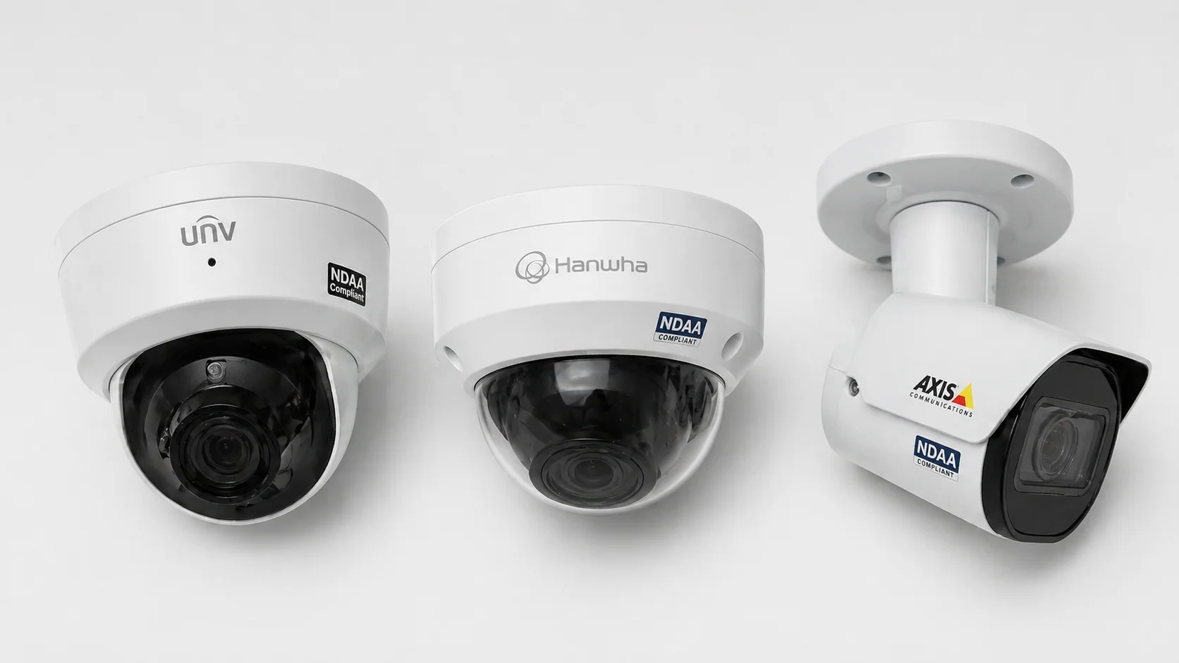 Top-down productfoto van drie NDAA-compliant alternative IP-camera's (Uniview, Hanwha, Axis) op een wit oppervlak met NDAA-labels