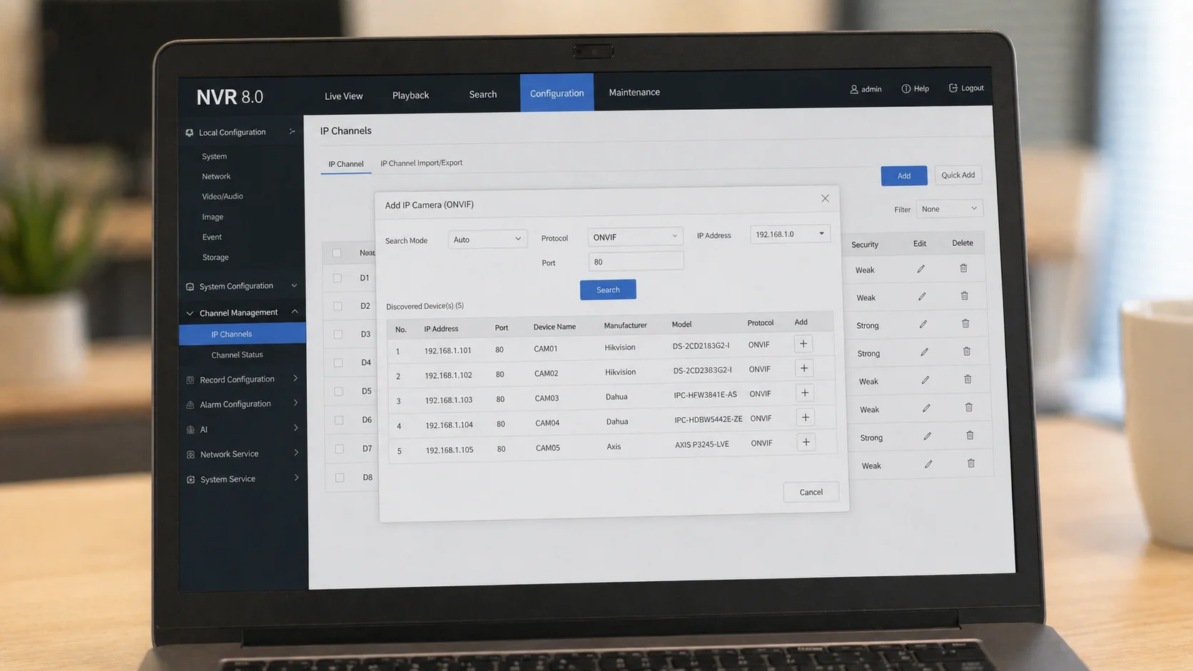 Laptop-scherm toont een NVR web-interface met de ONVIF camera-discovery dialog en meerdere gedetecteerde camera's