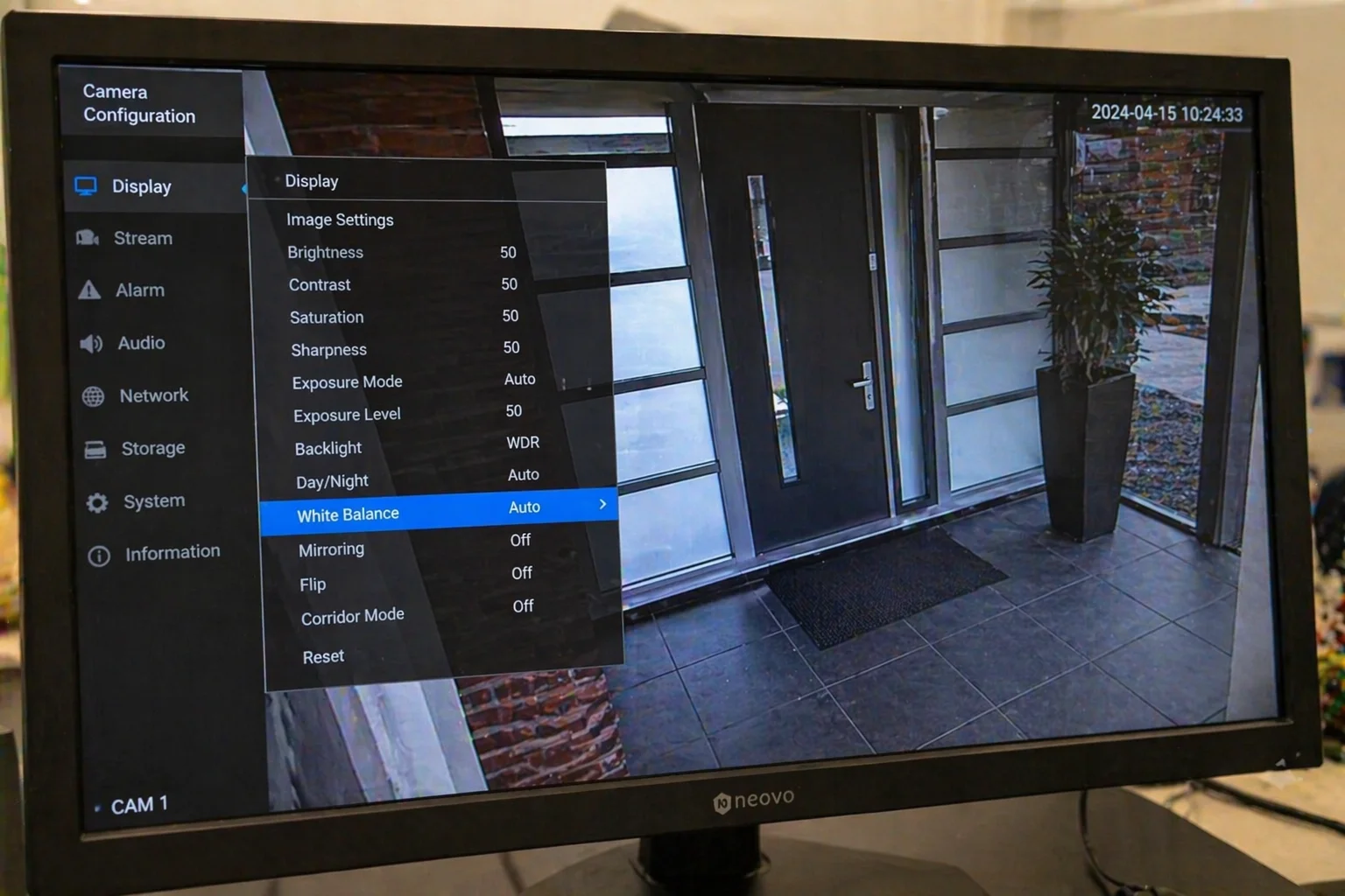 Monitor met OSD-menu waarin White Balance op Auto staat ingesteld