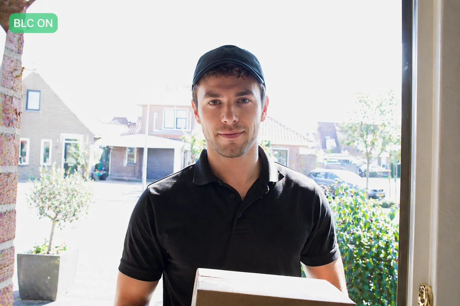 Zelfde deuropening-scene met BLC ingeschakeld: het gezicht van een bezorger is nu duidelijk zichtbaar terwijl de achtergrond iets overbelicht is
