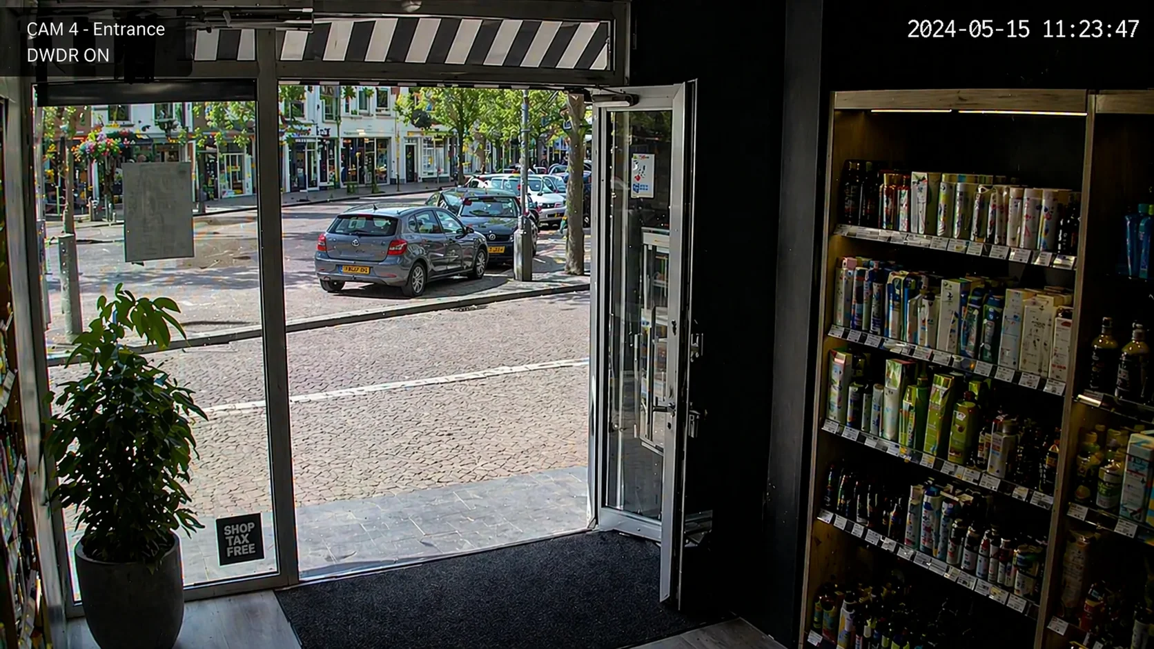 Camera bij winkelingang met DWDR ingeschakeld: zowel het felle daglicht buiten als de donkere hal binnen zijn gelijktijdig goed belicht