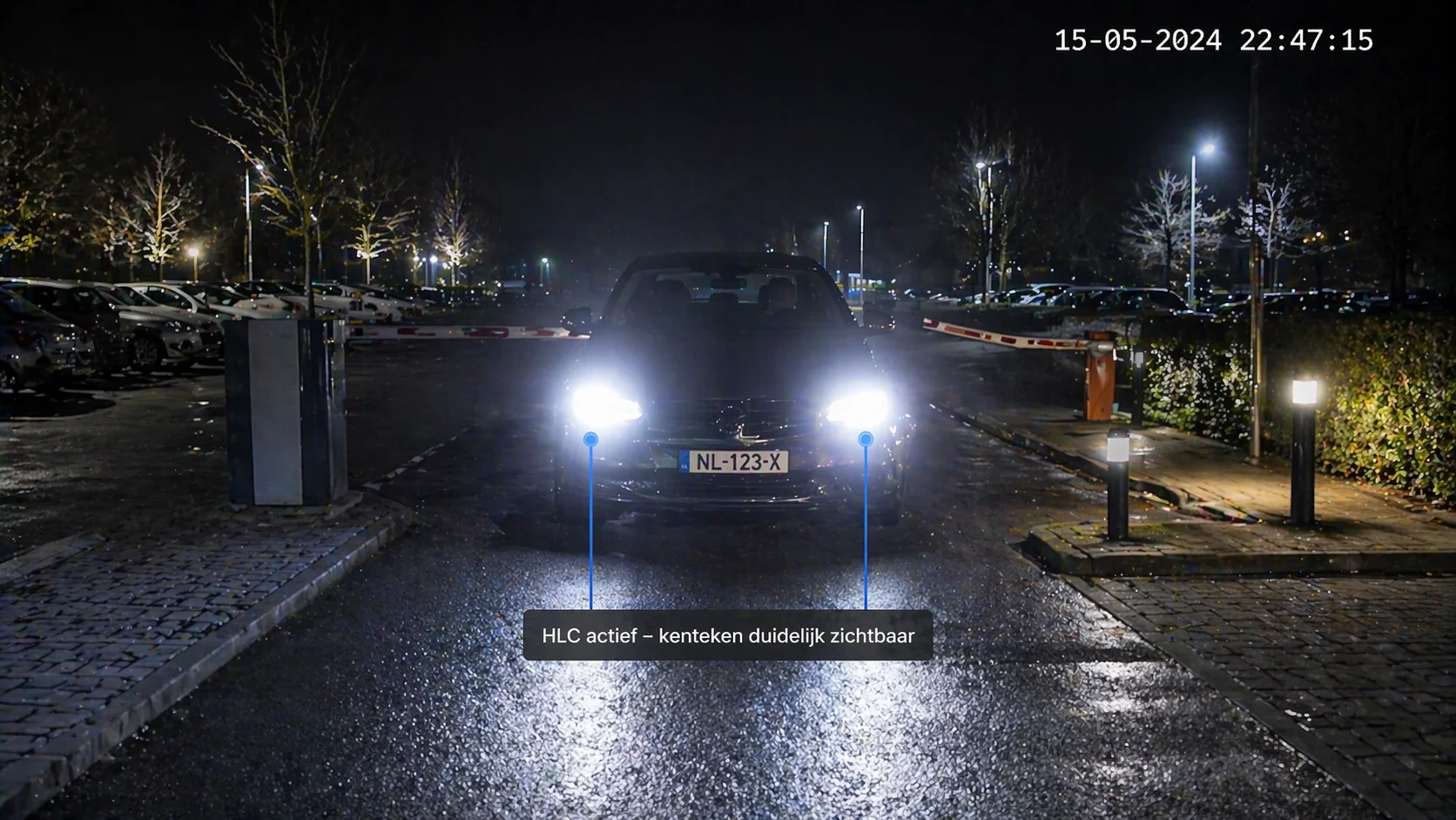 Parkeerplaats bij nacht met een naderende auto waarvan het kenteken dankzij HLC-masking duidelijk leesbaar blijft