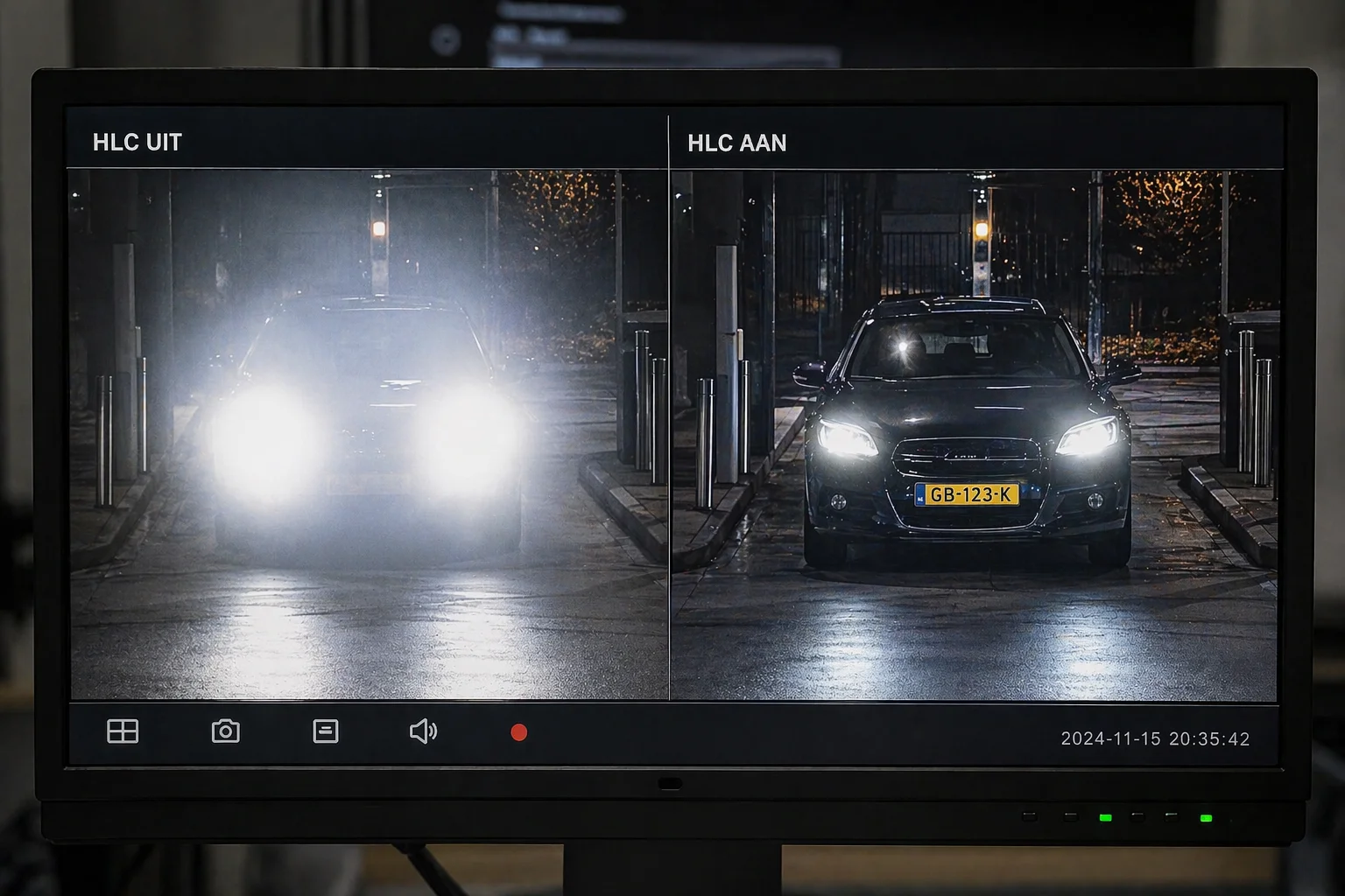 Monitor met split-vergelijking: links HLC uit met kenteken onleesbaar door koplampen, rechts HLC aan met zichtbaar kenteken