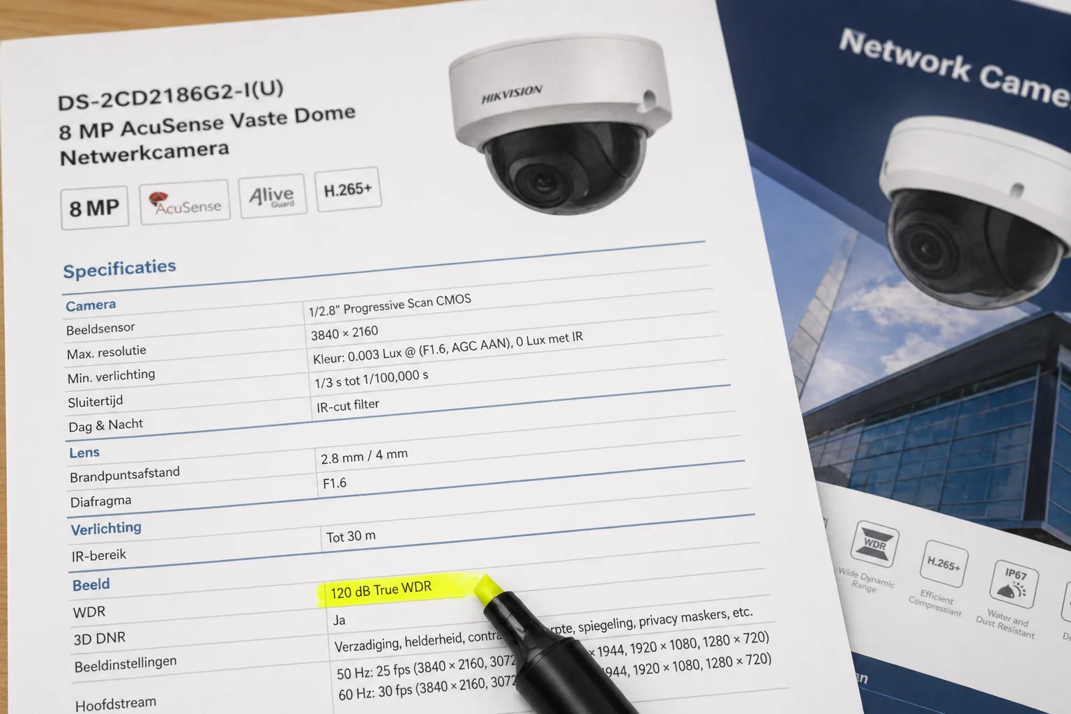 Close-up van een security camera spec-sheet met de specificatie '120 dB True WDR' geel gemarkeerd