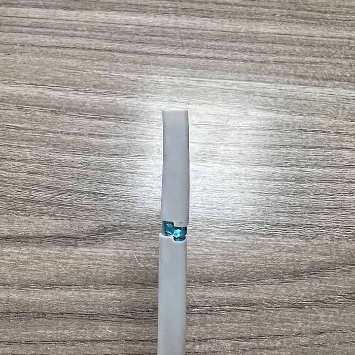 Kabelmantel van een UTP-kabel 1,5 cm strippen met een krimptang