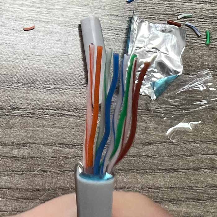Aders recht afknippen op gelijke lengte voor de RJ45 connector