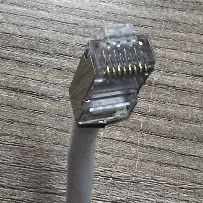 Aders in de RJ45 connector schuiven met de klip naar beneden
