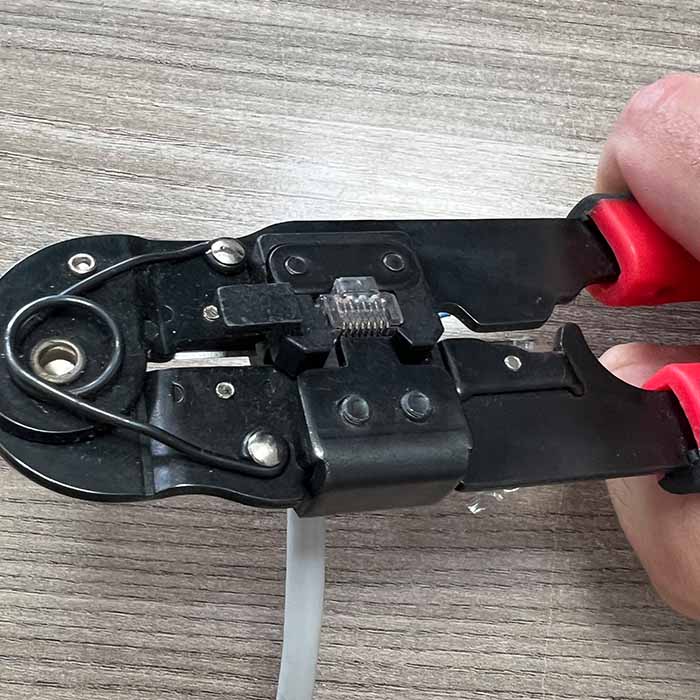 RJ45 connector aankrimpen met een krimptang