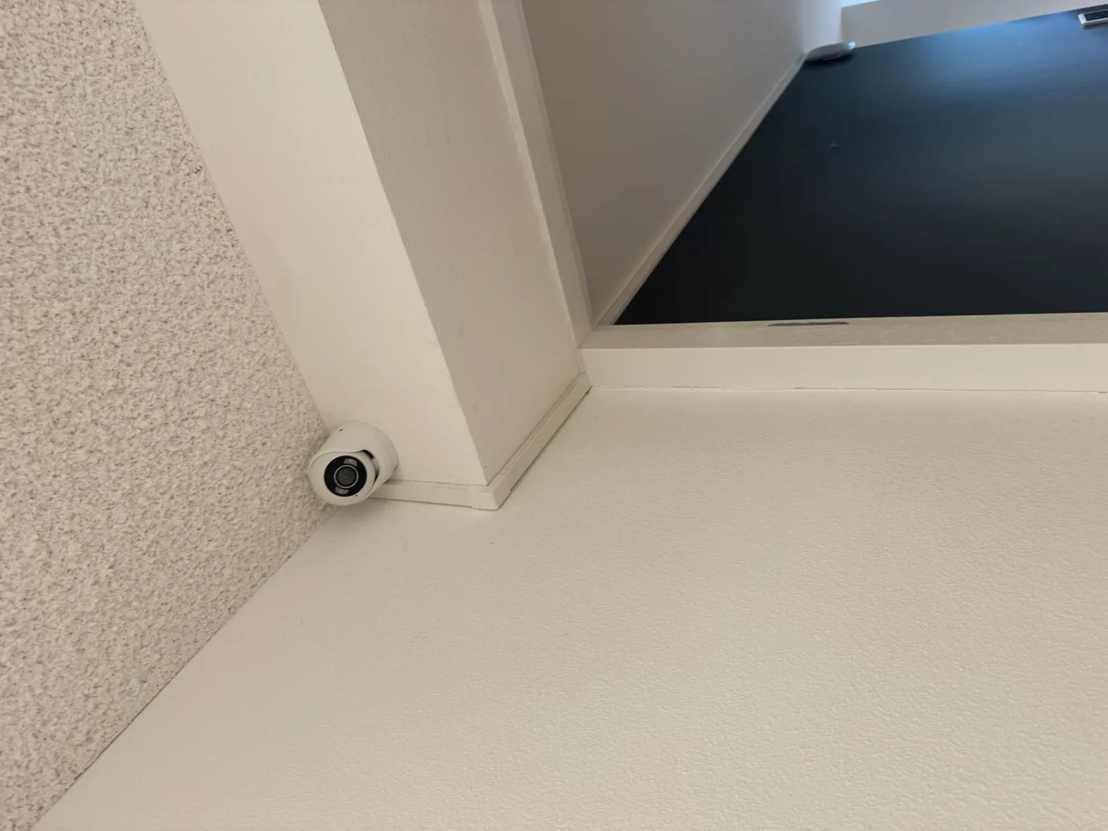 Ajax beveiligingscamera gemonteerd in een hoek bij de hal van het appartement in Alkmaar