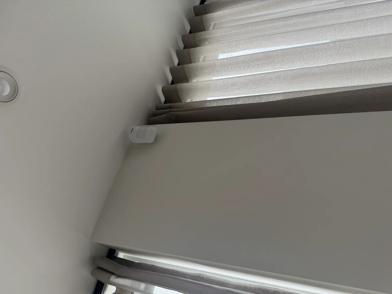 Ajax bewegingsmelder gemonteerd tegen het plafond bij het raam van het appartement in Alkmaar