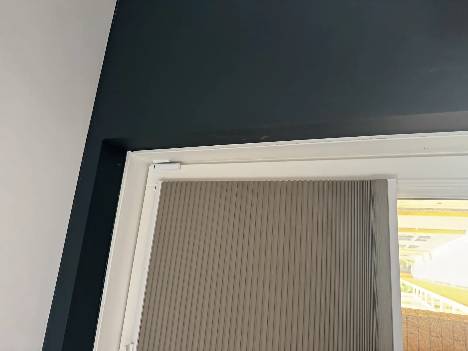 Ajax magneetcontact gemonteerd in de hoek van een raamkozijn in het appartement in Alkmaar